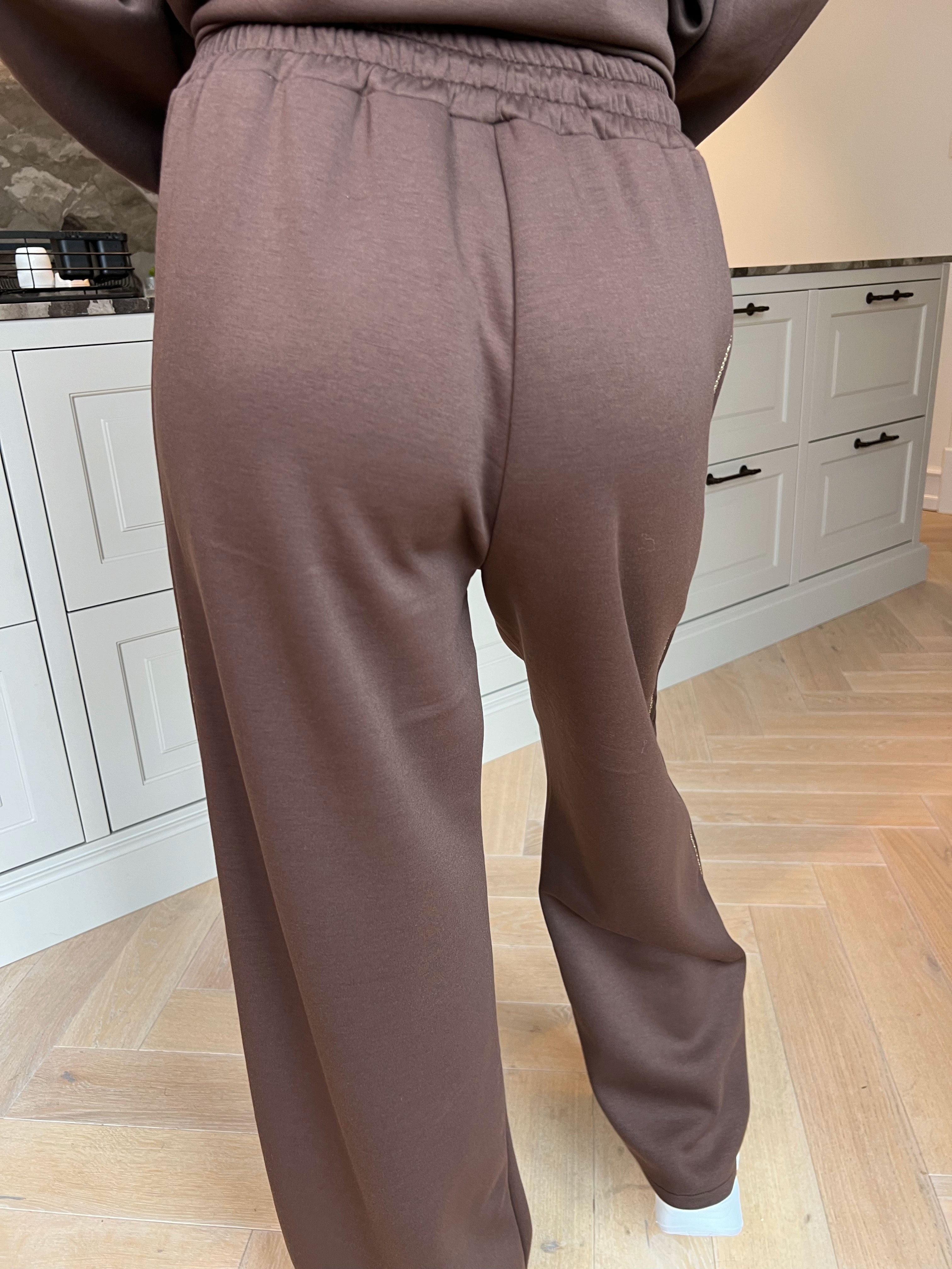 Dream – Mjukt plus size träningsoverallset i viskos med eleganta gulddetaljer